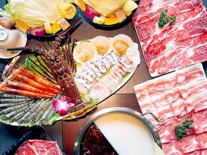 體驗縮圖 - 高雄三民【舞古賀鍋物天祥店】痛風蝦爆套餐，2019新分店一樣帶給你誠意十足的品質及份量，除了滿滿的海鮮還有培根牛及黑毛豬可以豐富味蕾，飲料無限暢飲，湯底多種選擇，適合慶祝聚餐的高檔享受！