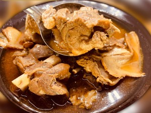 體驗縮圖 - 台中西屯【長疆炭燒羊肉爐河南店】每天現炒羊肉爐麻油藥膳湯底，甘蔗頭湯頭現熬，堅持湯頭品質，濃郁麻油藥膳湯底，搭配帶骨羊肉塊，是秋冬進補的最佳選擇！暖爐、暖心又暖胃，讓您整個冬季都暖洋洋！