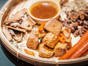 體驗縮圖 - 宅配【戲獸仔】傳統滷豆干，全素可食，低熱量美味，四種口味任你選；曾榮獲嘉義市十大伴手禮的殊榮，以嬉戲中的四神獸為包裝主題，各代表著不同的祝福與餽贈心意，送禮自用兩相宜！