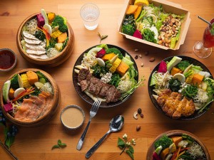 體驗縮圖 - 宜蘭市【莎菈菈】3~6人木盆沙拉、筆管麵、定食等輕食體驗，假日可體驗！以當季新鮮蔬果製作的沙拉，一次可吃到17種豐富蔬食，特別安裝智能活氧機清洗蔬果，去除農藥等有害物質，讓您吃得安心、健康又美味！