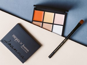 體驗縮圖 - 宅配【FreshO2】彩妝師親自研發，打造母胎無瑕肌，玩美修飾調色遮瑕盤+遮瑕刷！搭配經典玩色唇蠟筆，滑順好上色，霧面、亮澤任你挑～