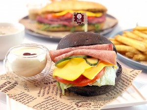 體驗縮圖 - 台中南屯【Chow Chow Cafe 巧巧咖啡】2-3人輕食早午餐，這次帶來了新的麵包體及冬季飲品，日本竹炭堡外皮搭著多汁嫩煎牛，配上一杯特調芝麻醬與熱拿鐵交融的暖胃熱飲～再冷的天都能融化你的心！