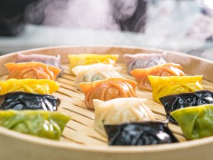 體驗縮圖 - 宅配【心玥水餃】頂級食材手工水餃，喜歡吃辣的人看過來～這次推出市面少見的「麻辣鴨血水餃」，讓濃烈的麻辣香氣，陪伴你渡過冷冷的冬天！皮薄餡多，色彩繽紛，過年送禮也很喜氣喔！