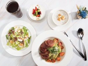 體驗縮圖 - 台中南屯【Chow Chow Cafe巧巧咖啡】2~3人晚餐饗宴，在瀰漫著迷人咖啡香、純白清新風格的唯美環境，享受義式料理+前菜+湯品+甜點+飲品的豐富用餐層次，最適合慶祝、約會了！就讓巧巧給你一個美好的夜晚～