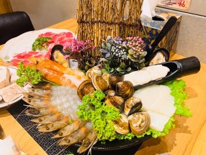 體驗縮圖 - 桃園市區【澤鍋物】雙人涮涮鍋套餐體驗，假日可體驗！桃園大業路火鍋，6種鍋底都好喝，嚴選時蔬、鍋料、肉品、海味等多種食材，集各式精華於一鍋，給您最新鮮、健康的美味！