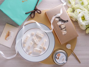 體驗縮圖 - 宅配【Pâtisserie Francis旋轉木馬點心坊】松露鹽夏威夷豆牛軋糖，散發出濃郁的松露香氣，夏威夷豆香中帶脆，口感Q彈柔潤而不黏牙，鹹甜交錯的好滋味，帶給味蕾熟悉卻又不一樣的享受！