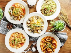 體驗縮圖 - 新北新莊【義吉讚區】2-4人義式料理，小夫妻經營的溫馨小店，在料理上堅持以新鮮食材入菜，且所有醬汁自己熬煮製作，除了經典紅白青醬，還有自製蝦醬、菠菜醬、爽辣醬、素食料理，讓你品嚐物美價廉的幸福好味！