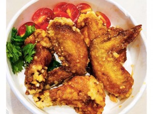 體驗縮圖 - 嘉義東區【海九泰式椒麻雞】位於文化夜市，嘉義火車站步行10分鐘左右即可到達！來份椒麻雞，再來一份涼拌青木瓜絲，絕妙滋味，觸動你挑剔的味蕾！各式泰式料理保證你吃的過癮，吃的超滿足！