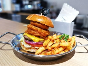 體驗縮圖 - 台北中山【Take Out Burger&Cafe】新分店位於捷運民權西路站旁！每月推出期間限定創意漢堡，重口味或清爽的都有，還能客製自己想要的配料！快來品嚐新奇的黑松露漢堡、酪梨漢堡～