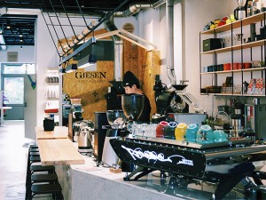 體驗縮圖 - 台中北屯【Ritrovare coffee尋品•旬品咖啡】特調咖啡體驗，並贈送耳掛咖啡、室內擴香二選一，經營者黃宥澄除了是咖啡烘焙師與咖啡農民，更曾獲得世界盃烘豆大賽亞軍，快來杯咖啡開始一天的美好吧！