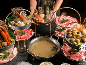 體驗縮圖 - 高雄鼓山【舞古賀鍋物專門店】1-3人體驗超值個人鍋，不論是肉派雙拼鍋，還是豐富海陸鍋，八大套餐絕對能滿足你冬天吃鍋的慾望！平價也能享受到的新鮮食材！