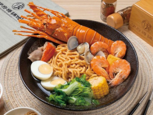 體驗縮圖 - 台北士林【伊府將．鍋燒】小龍蝦、天使紅蝦鍋燒意麵2~4人體驗，自製的意麵口感別於一般，食材新鮮用料實在，快來體驗海味鍋燒意麵，近捷運劍潭站。
