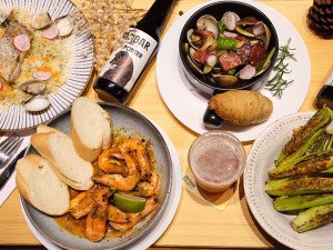 體驗縮圖 - 新竹北區【城咖】2~4人牛排精釀餐廳體驗，假日可體驗！提供現切牛排、義式下酒菜、精釀啤酒、義式燉飯等料理，最美味的牛排，搭配最美味的啤酒，快來場美妙的餐酒館之旅吧！