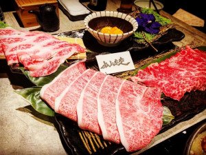 體驗縮圖 - 新竹【山上走走】無菜單料理，日式海鮮鍋物，新鮮的頂級漁貨，鹿兒島A5黑毛和牛作成的壽司、生魚片、燒烤等，種類多樣，搭配各式香醇精緻佳餚以及金箔冰淇淋，口口都顛覆你的想像，體驗融化嘴裡的銷魂滋味！感受濃厚的日本風情！