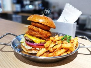 體驗縮圖 - 台北中山【Take Out Burger&Cafe】新分店位於捷運民權西路站旁！每月推出期間限定創意漢堡，重口味或清爽的都有，還能客製自己想要的配料！快來品嚐新奇的黑松露漢堡、酪梨漢堡～