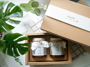 體驗縮圖 - 宅配【蔣老爹食堂】辣椒醬+椒麻油禮盒 一匙讓您的20元炒麵變成五星級炒麵，遵循眷村老爹傳承，不使用防腐劑，嚴選食材純手工製作，健康無疑慮！讓你感受到古早味的香辣氣息，無論是拌麵、炒飯，一匙~香氣四溢！