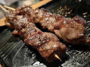 體驗縮圖 - 台北信義【來吧】日式串燒套餐雙人體驗，位於信義商圈近捷運國父紀念館站步行5分鐘，道地創意日式居酒屋美食等您品嚐，上班族下班後聚餐小酌的最愛，舒適放鬆氛圍讓台北愛喝酒愛美食的人有一個平價消費的處所！